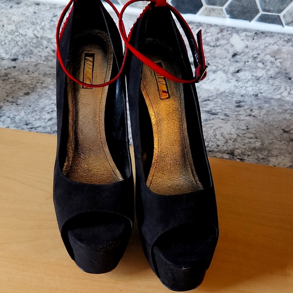 Heels - Picture 3 of 4